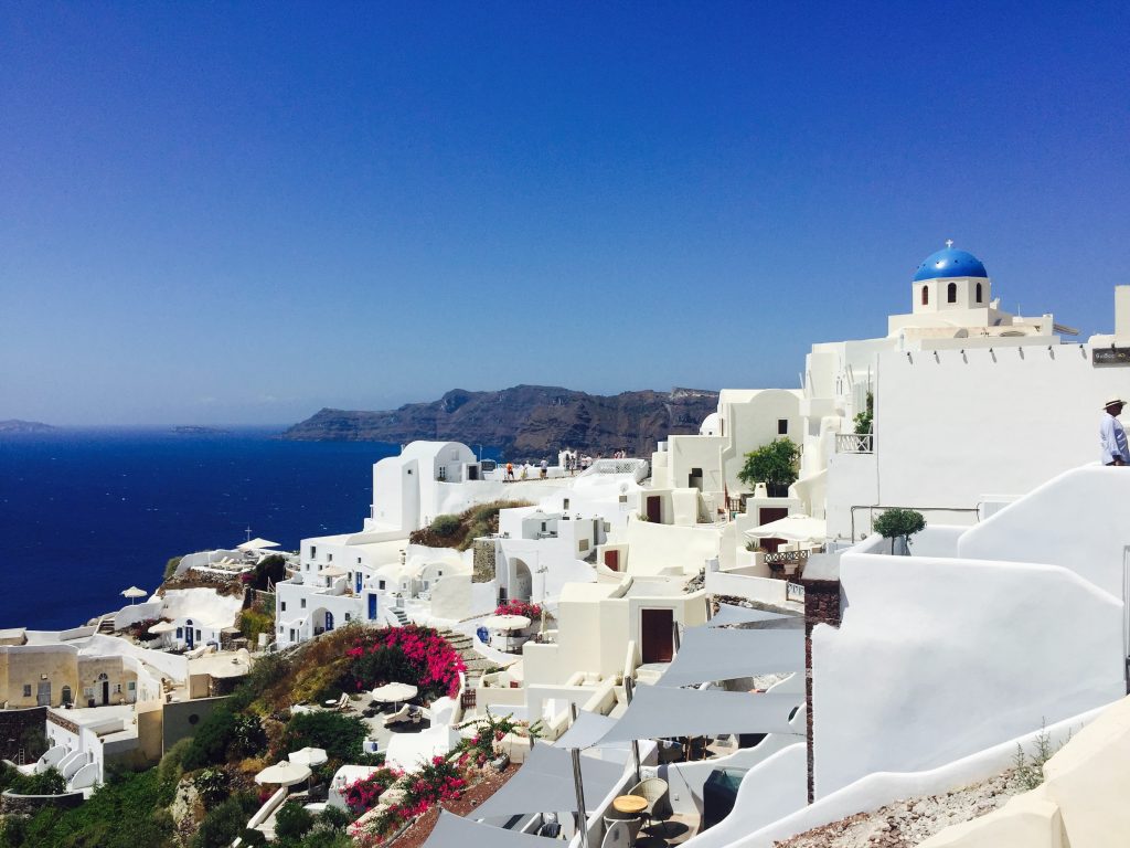 PAREJAS VISITANDO SANTORINI GRECIA 